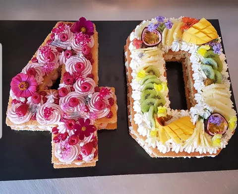 Number cake 40 aux fruits frais et fleurs